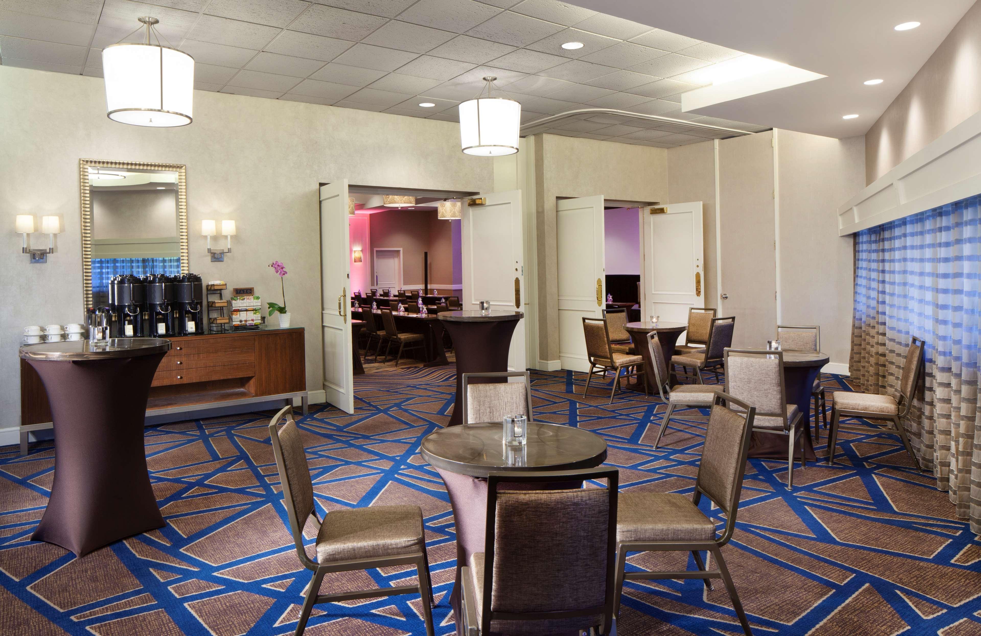 Отель Hilton Boston Back Bay Экстерьер фото