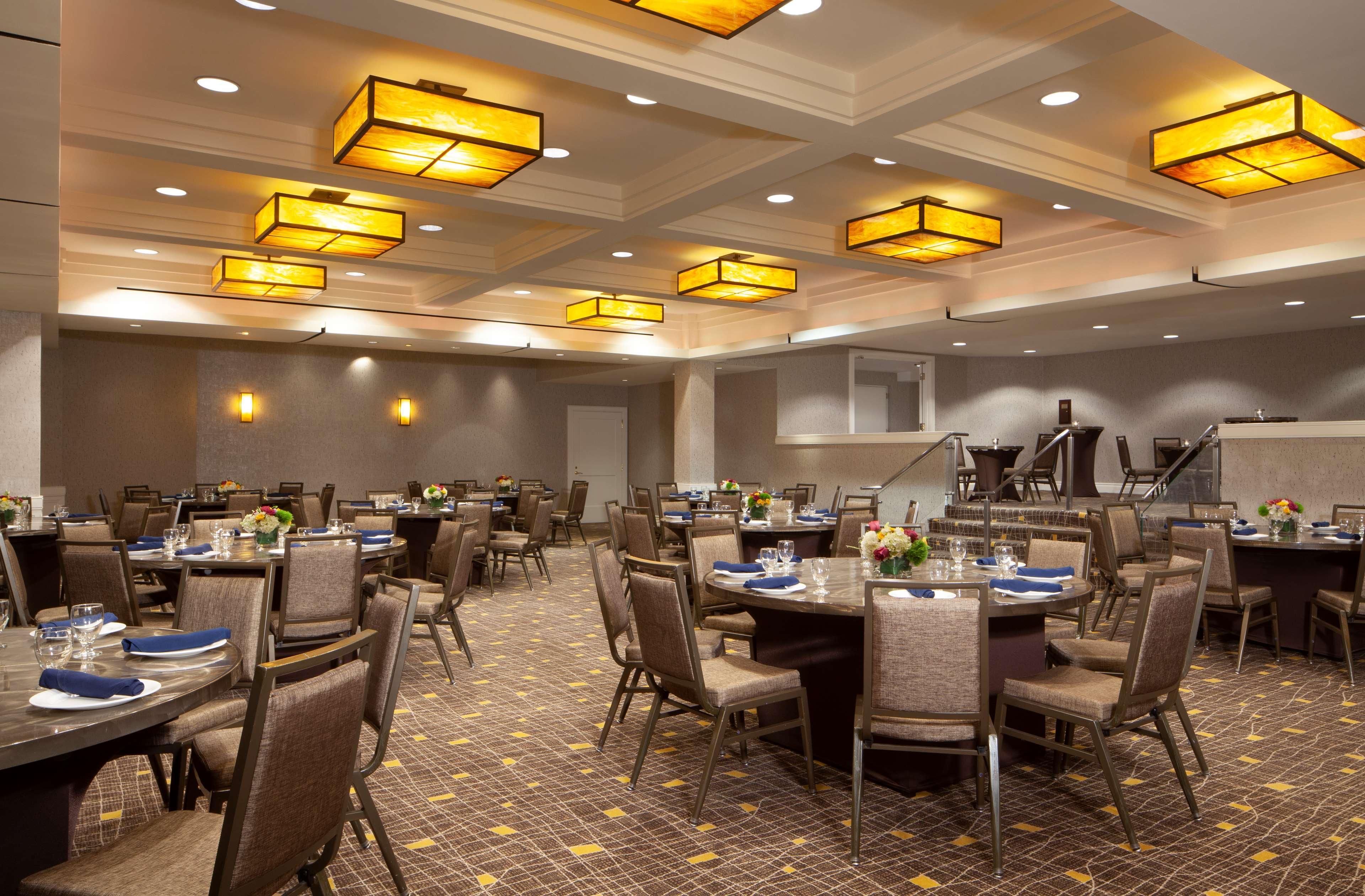 Отель Hilton Boston Back Bay Экстерьер фото