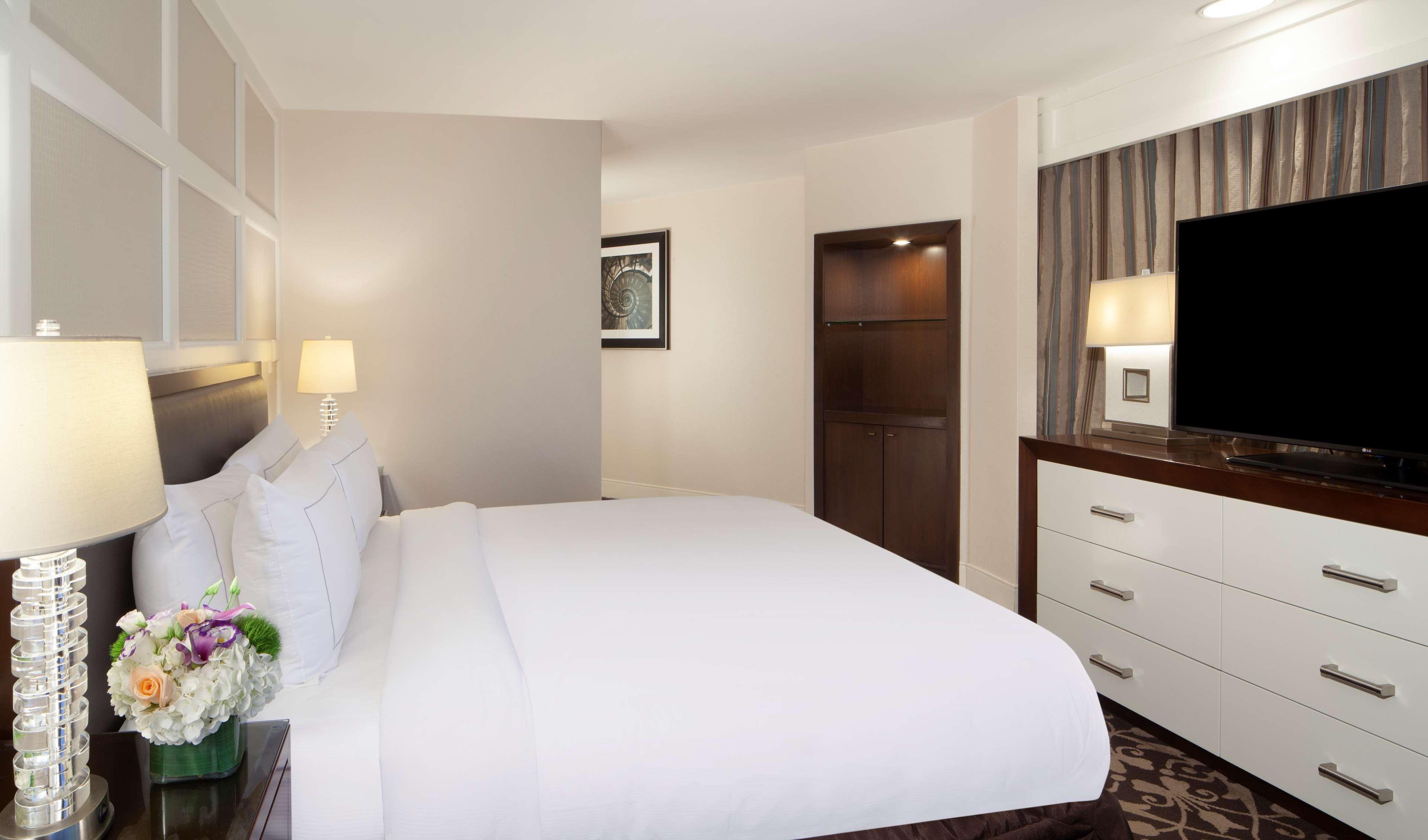 Отель Hilton Boston Back Bay Экстерьер фото
